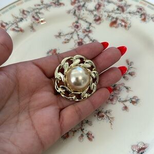 Vintage Large faux pearl gold tone chain detail brooch